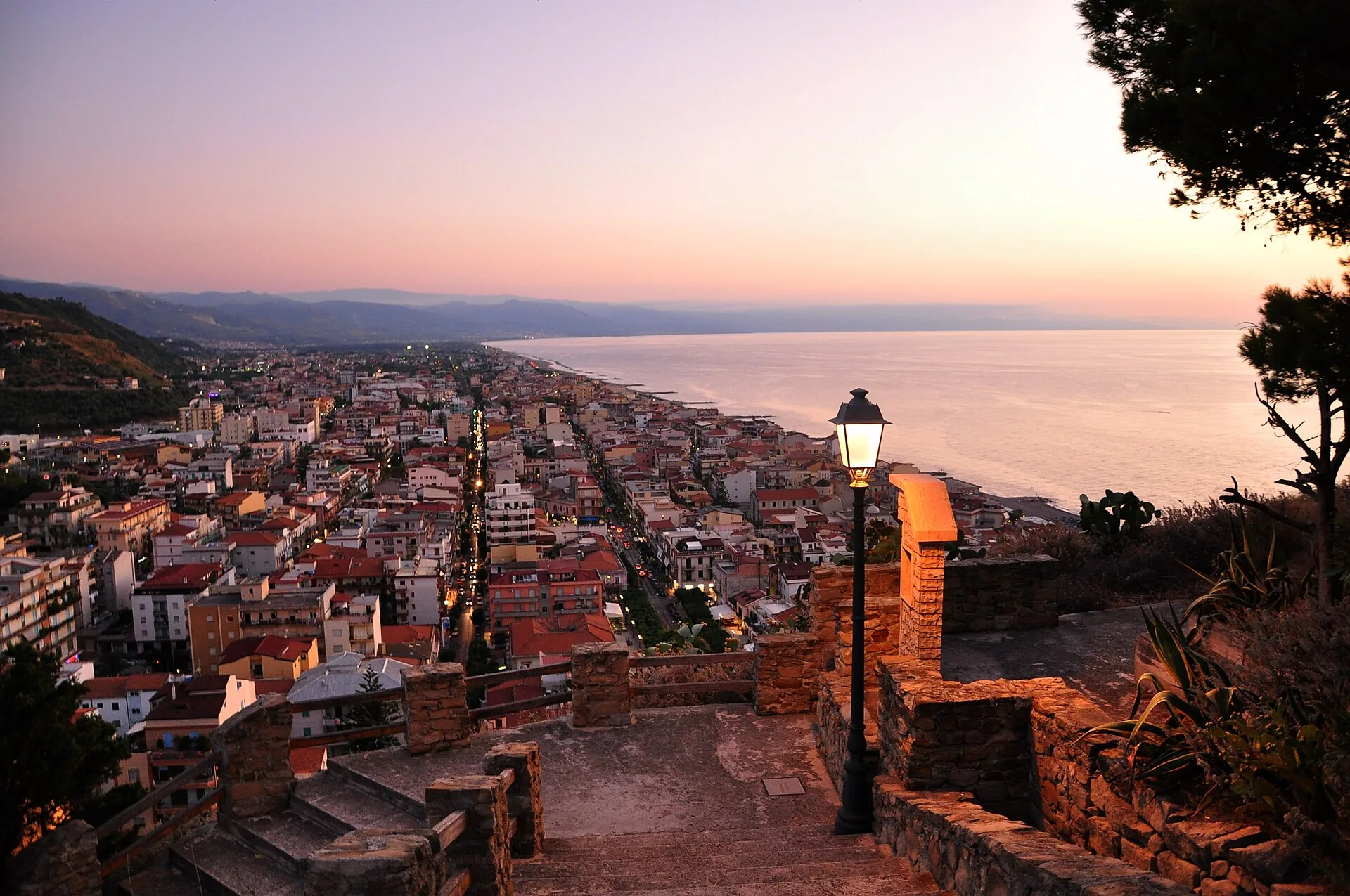 Capo d'Orlando vista dall'alto al tramonto