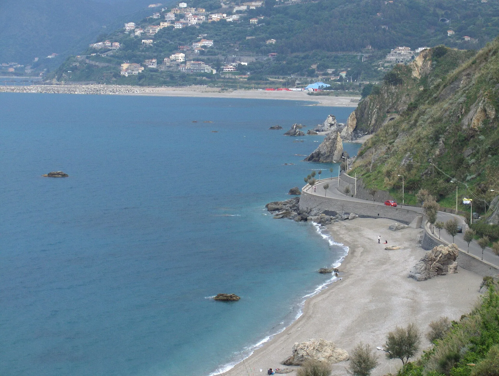 La costa di Capo d'Orlando vista dall'alto, con la baia di San Gregorio