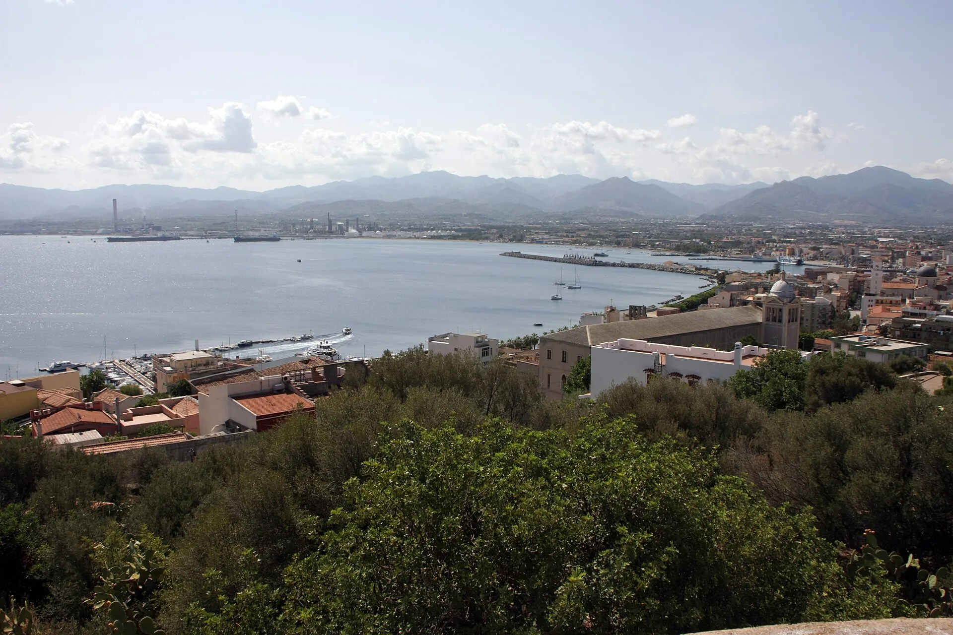 Il porto di Milazzo, punto di partenza degli aliscafi per le Eolie