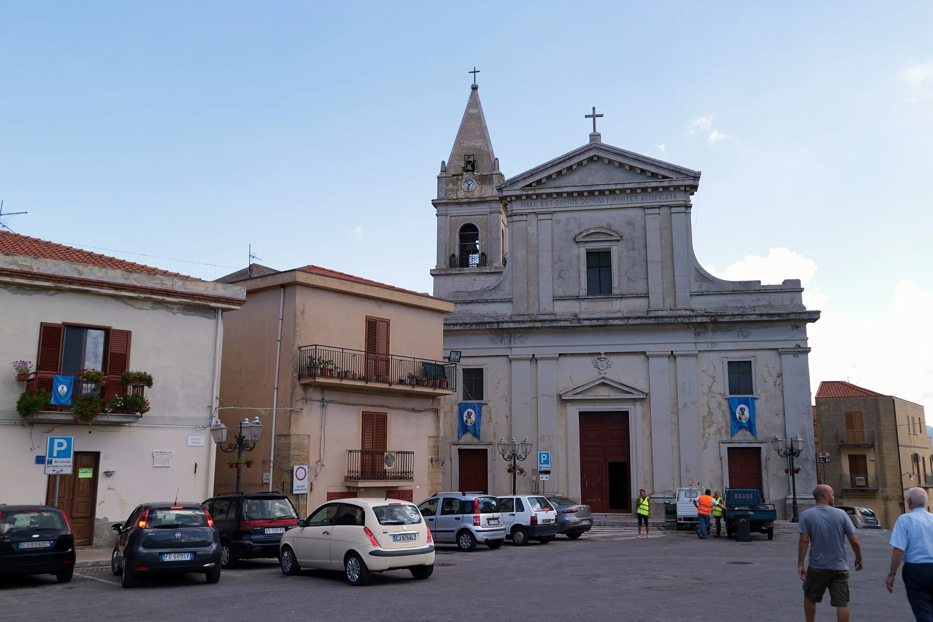 La piazza principale di Naso con la chiesa