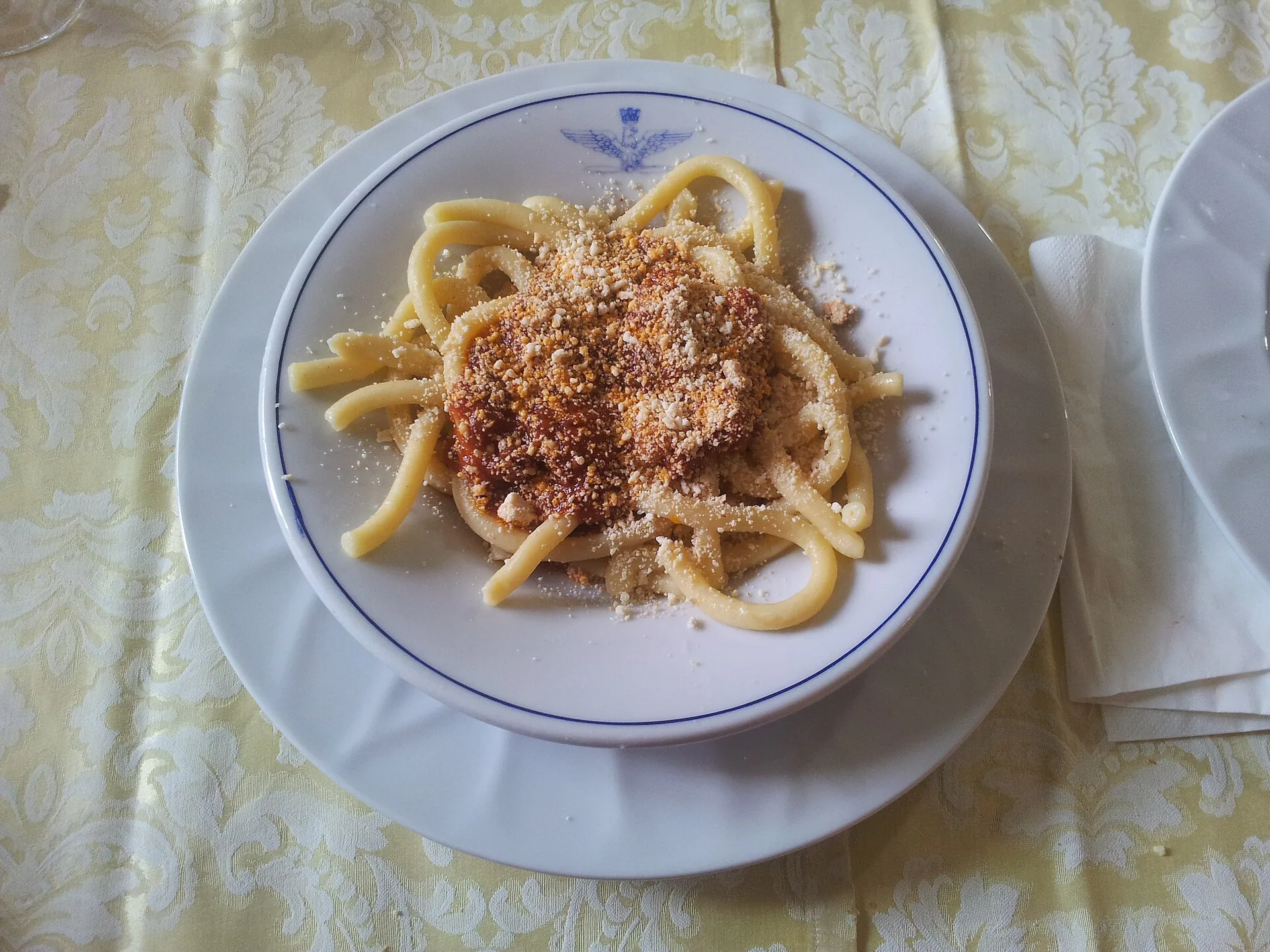 Un piatto di maccheroni al rag&ugrave; di suino nero dei Nebrodi