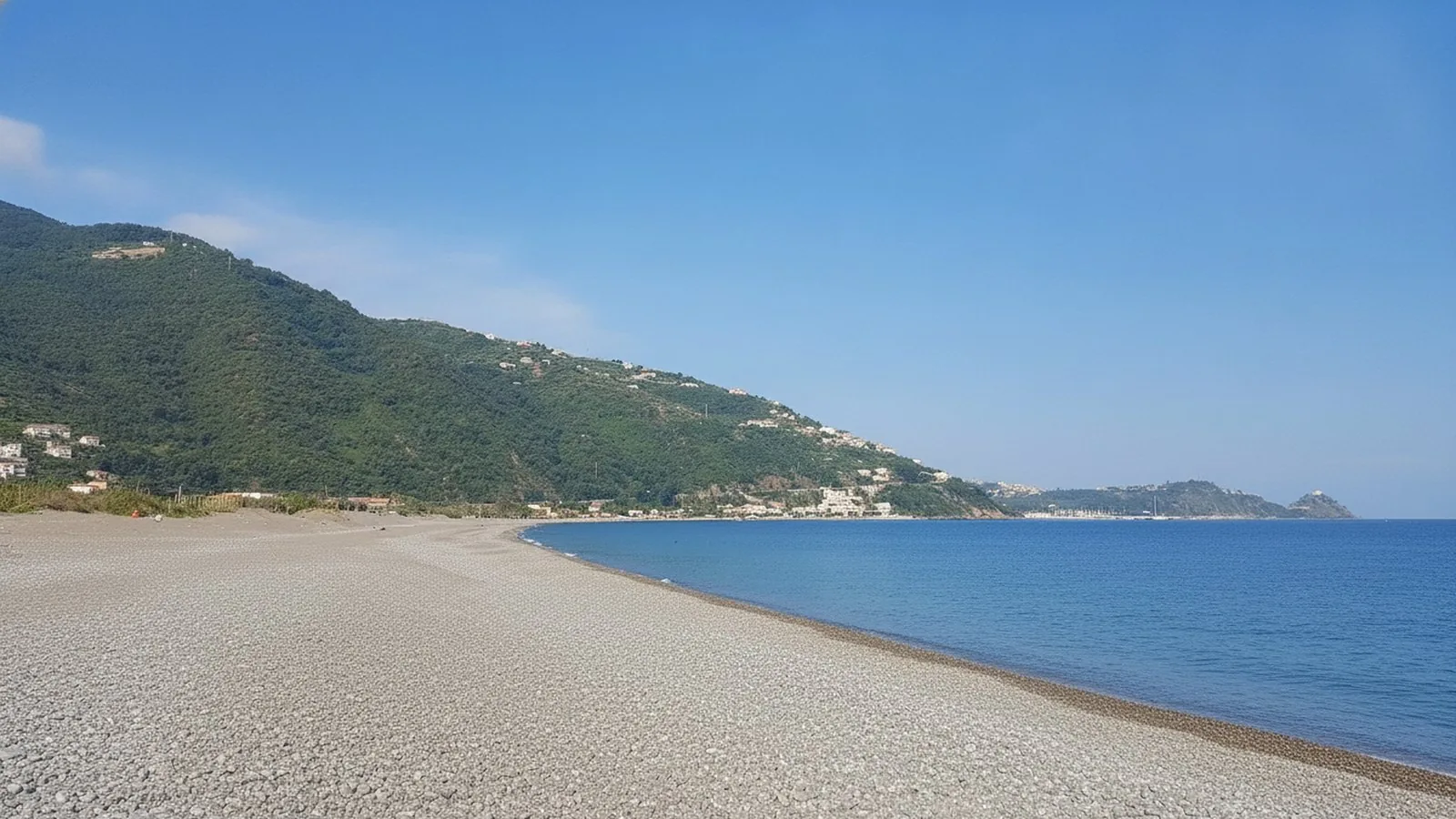 La spiaggia e la costa tirrenica in provincia di Messina