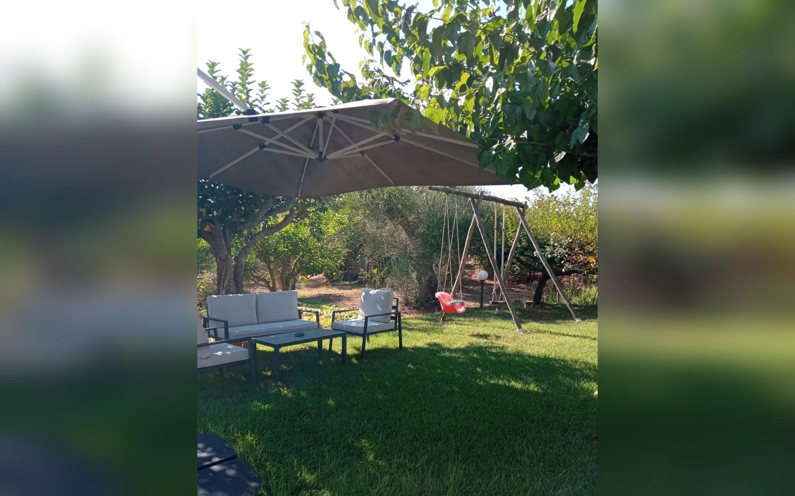 Chalet Mirò — il giardino con il salottino all'ombra