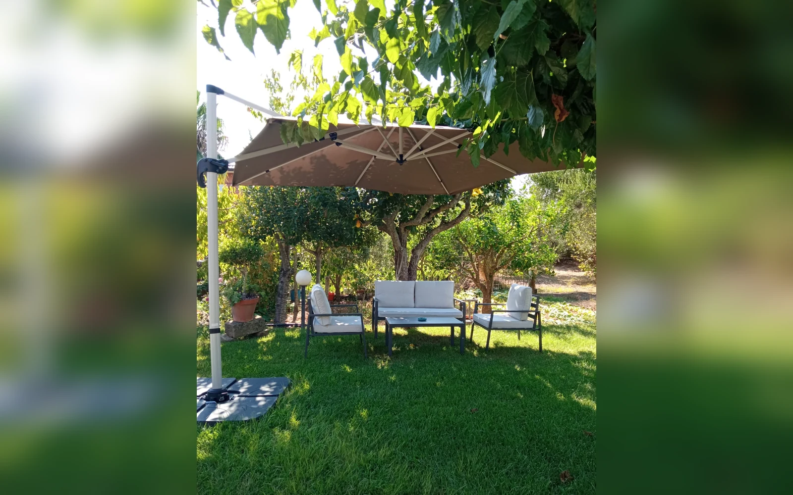 Chalet Mirò — il giardino sotto gli alberi